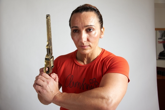 Woman Adult Average White Fighting with gun Standing poses Casual