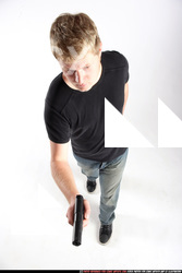 JANISONE-POSE1-PISTOL