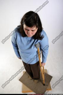 oldwoman2-crutch