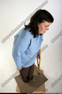 oldwoman2-crutch