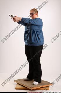 2010 07 BRITNEY STANDING AIMING PISTOL 01 B