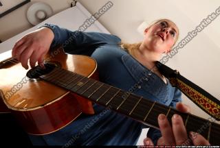 britney-playing-guitar