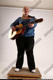 britney-playing-guitar