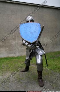 2011 01 MIDDLEAGE KNIGHT2 SWORD SHIELD POSES 05