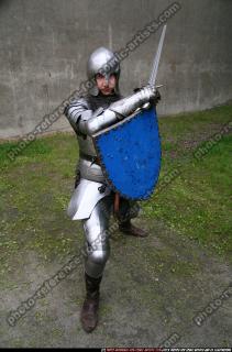2011 01 MIDDLEAGE KNIGHT2 SWORD SHIELD POSES 00
