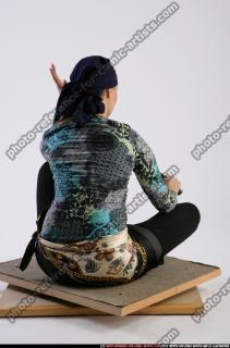 pirate-woman-sitting-pose2