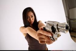 naomi-aiming-revolver