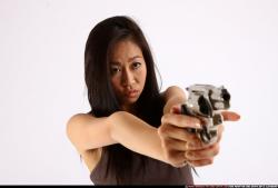 naomi-aiming-revolver