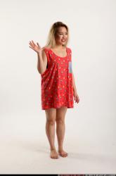 kayaa-daily-pose6-waveing