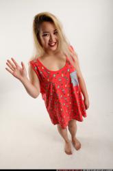 kayaa-daily-pose6-waveing