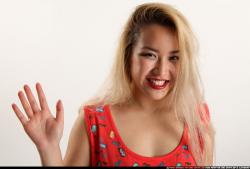 kayaa-daily-pose6-waveing