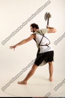 2016 07 WOLFF MEDIEVAL AXE POSE2 SMASH 02 B