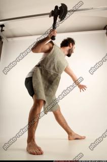 2016 07 WOLFF MEDIEVAL AXE POSE2 SMASH 05 C