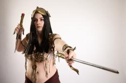 Moira_Cosplay_Ancksunamun_Standing_with_Knifes